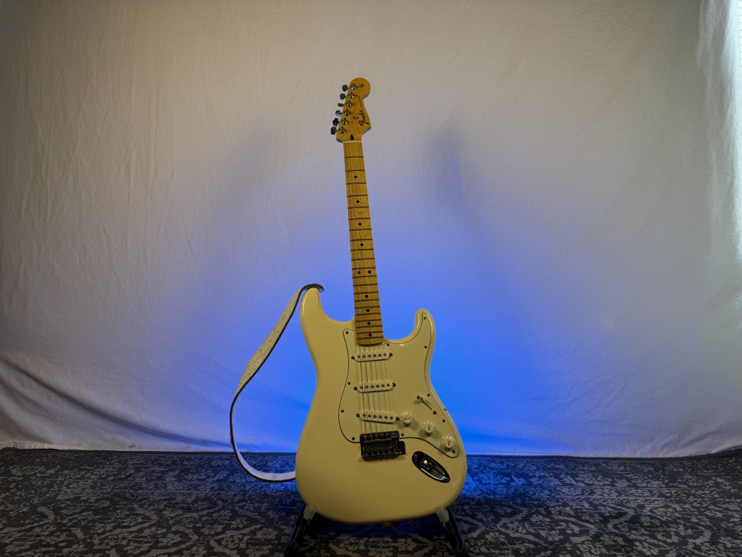 Fender Stratocaster Guitar - Vintage White